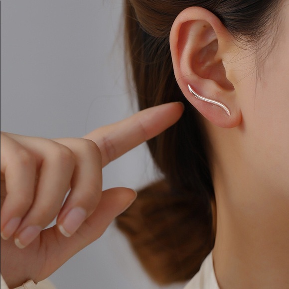 ⚜️𝟯𝟬%𝗢𝗙𝗙 𝗯𝘂𝗻𝗱𝗹𝗲𝘀 𝟯+⚜️ NEW Gold Curved Minimalist Climber Earrings - Picture 6 of 9